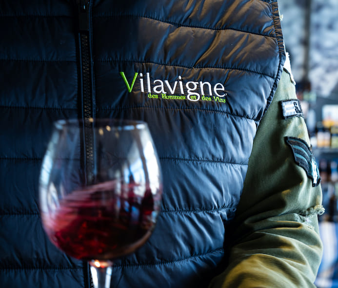 veste Vilavigne et verre de vin